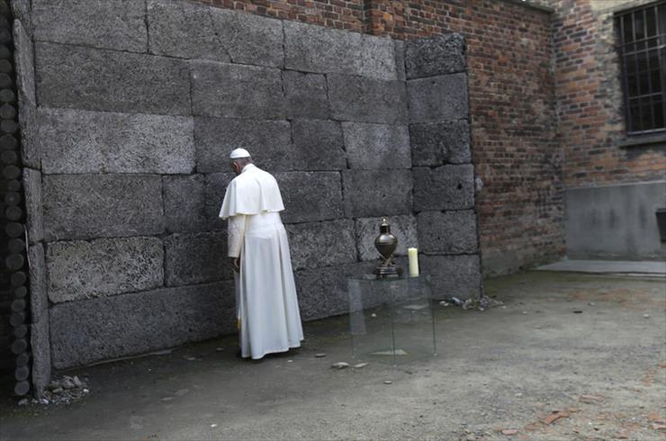 Światowe Dni Młodzieży 2016 - Papież Franciszek pod Ścianą Śmierci.jpeg