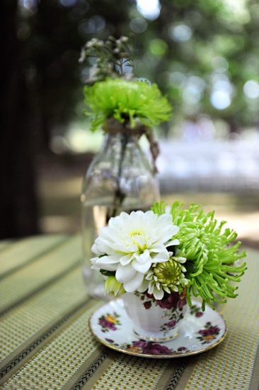 filiżanki-kwiatki - white-dahlia-tea-cup-centerpiece.jpg