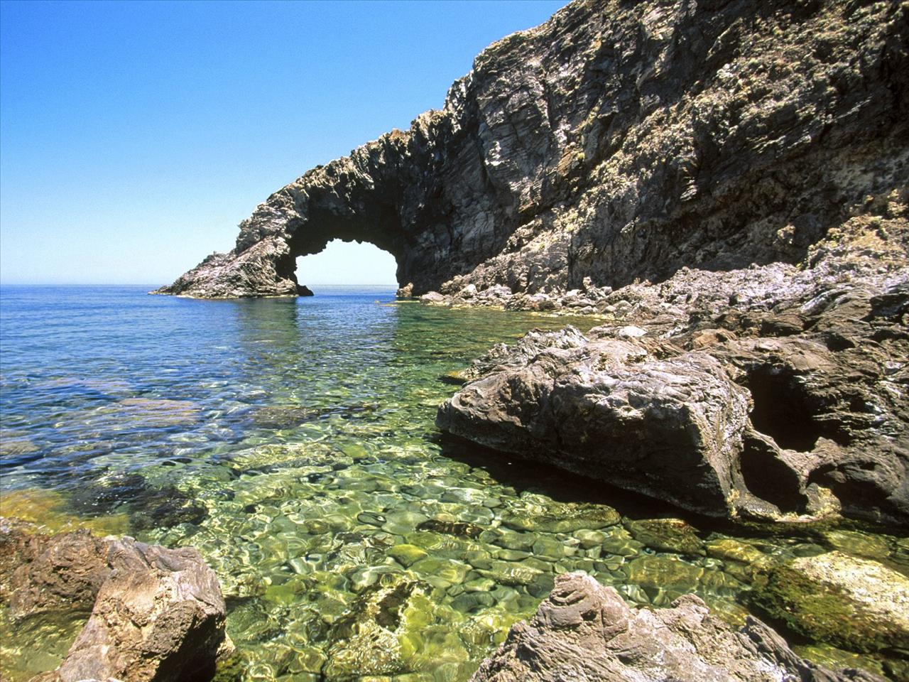 podróże - Arco delElefante na wyspie Pantelleria w pobliżu Sycylii.jpg