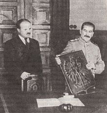 Józef Stalin - dyktator - Stalin i herb Rzeczypospolitej Polskiej w 1944.jpg