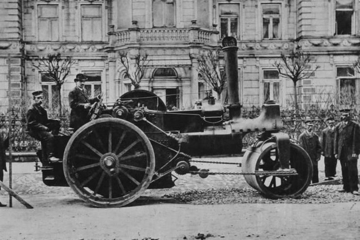 Historia Krakowa - Walec drogowy na ulicy Starowiślnej, przed pałacem Pugerów ok. 1890.jpg