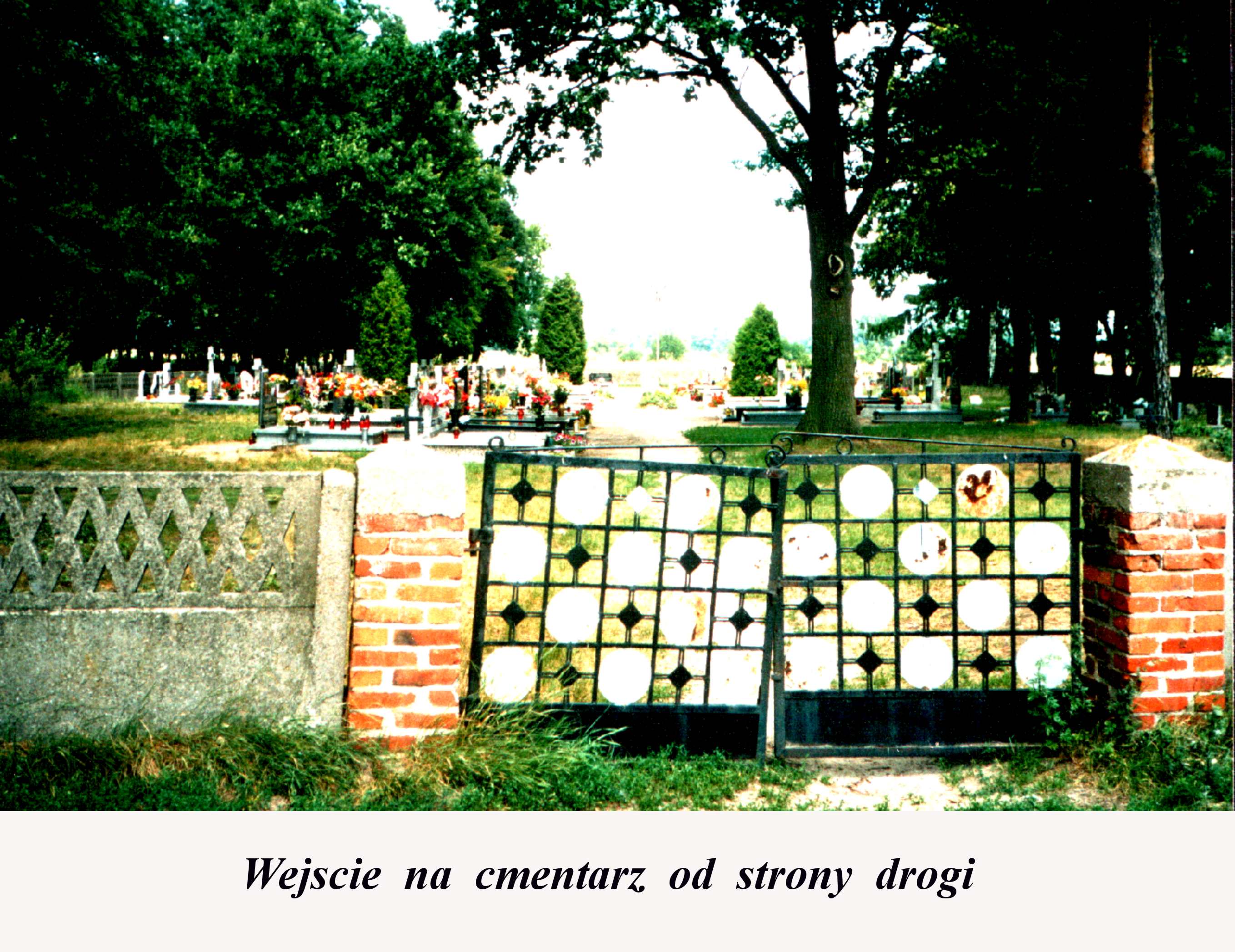 kronika wieczyna - aas56-Wejście na cmentarz od strony drogi.jpg