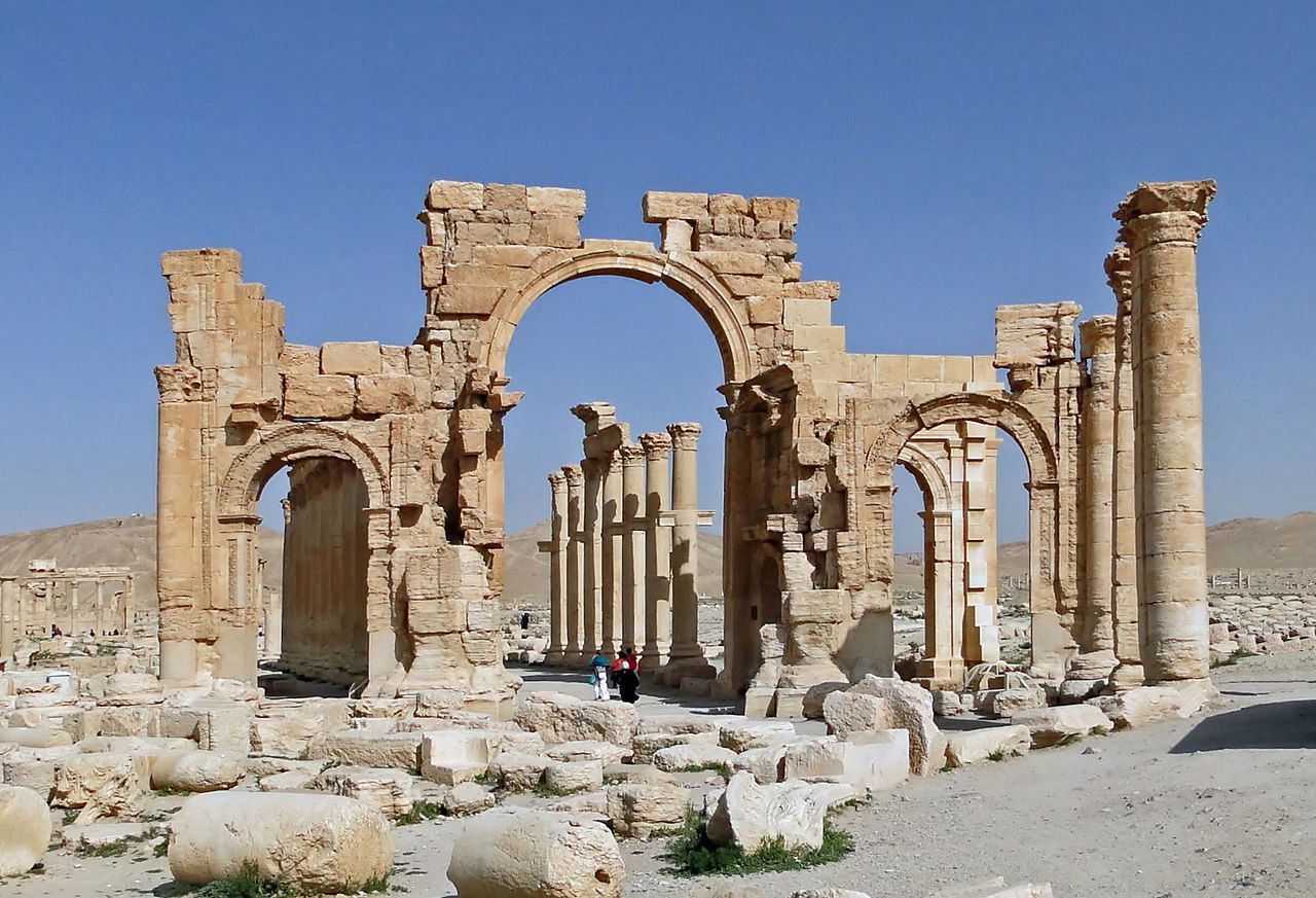 Palmyra - obrazy - 1280px-Palmyra_-_Monumental_Arch. Łuk triumfalny.jpg