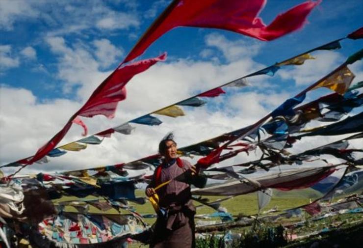 Zapomniany Tybet - tybeńscy pielgrzymi wieszają flagi modlitewne wzdłuż ścieżek górskich.jpg