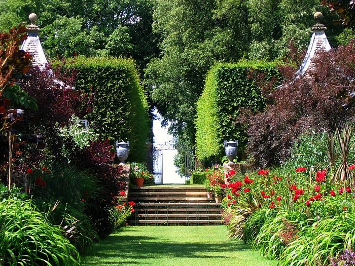  DZIAŁKOWIEC ,WARZYWA , OWOCE  - The Famous Red Border at Hidcote in the Cotswolds_O.jpg