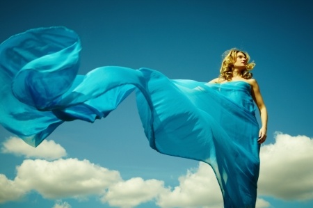NIEBIESKI - Woman-in-Blue-nature.jpg