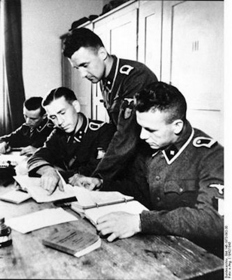 Bundesarchiv - Photos from the German Federal Archive - wss-wallonien-badtolz1943_1.jpg