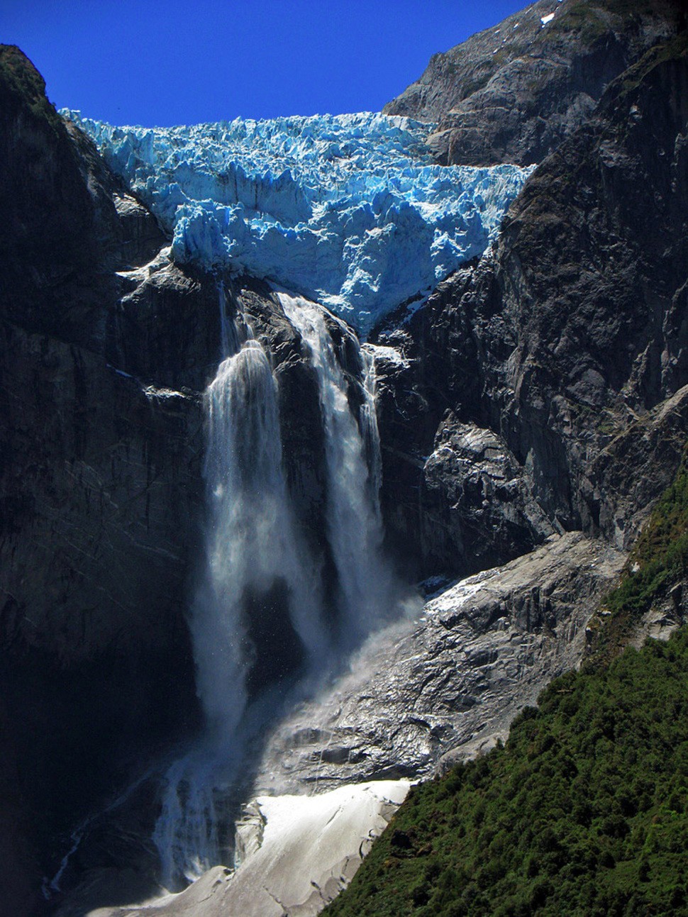 Wodospady - Wodospad Ventisquero Colgante, Chile.jpg