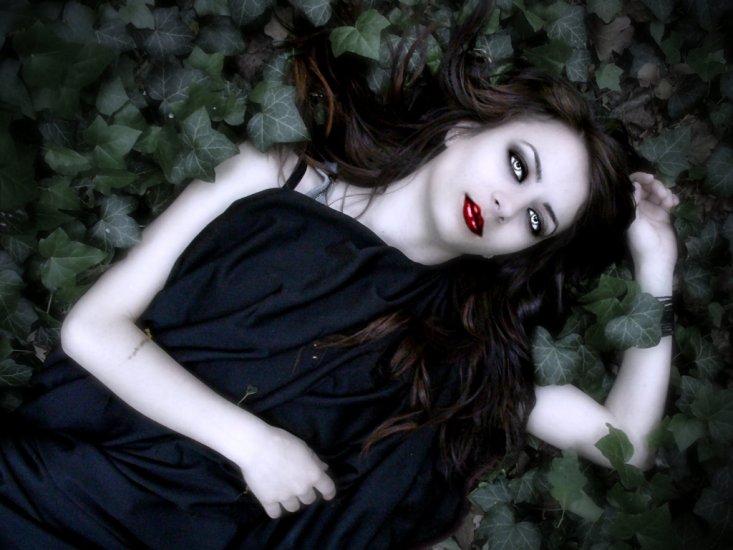 Picture - Vampire Girl lying in the leaves.jpg