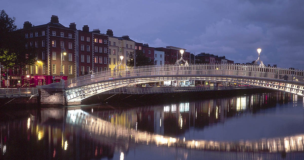 Irlandia - Hapenny Bridge at night, Dublin, Ireland.jpg