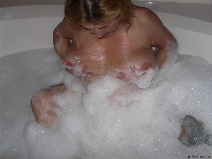 Granny In The Tub Playing With Her Tits - omegleplus.com 16.jpg
