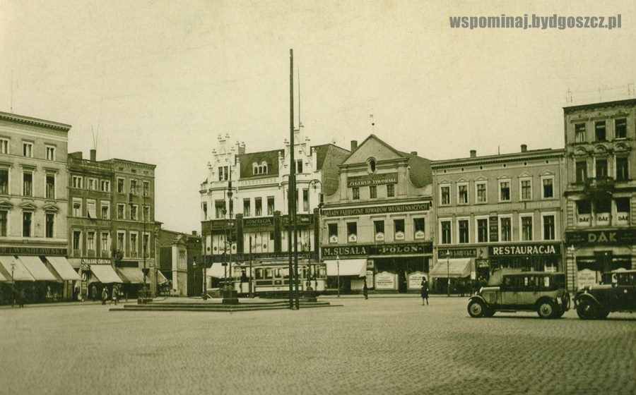 Bydgoszcz na starej fotografii - Północna i wschodnia pierzeja Starego Rynku w latach 1919- 1920.jpg