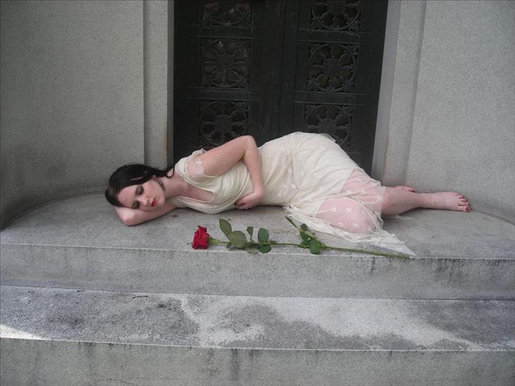 kobieta z różą - Broken_inside_original_by_3corpses_in_A_casket.jpg