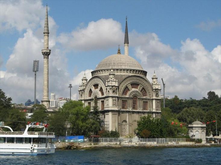 Architektura - Dolmabahce Mosque in Istanbul - Turkey.jpg