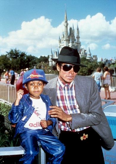  Różne - October-1984-Michael-Jackson-and-Emanuel-Lewis-at-Disney-World-michael-jackson-7429388-1260-1771.jpg