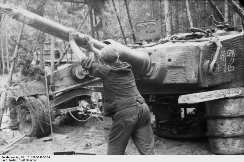 Zdjęcia  StaRE  POLECAM - Bundesarchiv_Bild_101I-695-0405-36A,_Ostfront,_Reparatur_eines_Panzer_VI.jpg