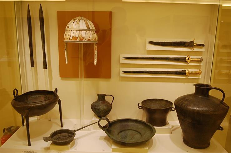 kult. mykeńska - Mykeny, metalowe naczynia i broń, 2 poł. XV w. p.n.e.jpg
