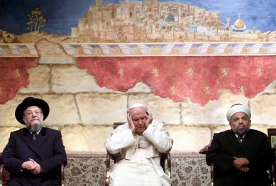 Pielgrzymki - JEROZOLIMA - 23 marca 2000. Papież pomiędzy naczelnym...m palestyńskich muzułmanów, Sheikiem Tatzirem Tamimi.jpeg